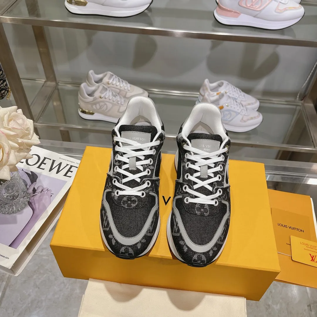 👟👟Ex-factory price 640👟👟 Men's size +10 Louis Vuitton's official website synchronizes the 2024 couple's models, this Neo Run Away sneakers are inspired by running shoes, integrating LV's iconic must-have shoes into the trend. This version is a 1:1 replica of the original version, reinterpreting Damier canvas with cow leather and mesh fabrics, highlighting its simple lines and unique wedge outsole. The main details include the LV initials on the side and the engraved gold heel stabilizer on the back plus a hidden insole. 2cm. Sizes 35-42, 39-46. Full package. High version. New and old customers are welcome to inquire.